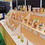 食品メーカーの商品が並ぶ展示会＝神戸市中央区港島中町６、神戸国際展示場