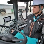 自動操舵（そうだ）システムを導入した田植え機の運転席。手を離しても高い精度で進む＝丹波篠山市八上上