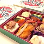 まねき食品などが開発した弁当「関西まるごとうまいもんめぐり」＝大阪市北区曽根崎新地１、大阪調理製菓専門学校