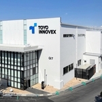 「ＴＯＹＯイノベックス」の看板が掲げられた東洋機械金属の新工場＝明石市二見町福里
