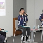 エンジニアの仕事の魅力を語る三菱電機の女性社員ら＝尼崎市塚口本町８、同社先端技術総合研究所