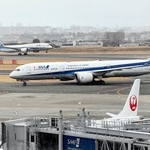 大阪（伊丹）空港に離着陸する航空機。４月から、午後９時までの運用時間を過ぎて離着陸する遅延便には追加料金が課される＝２月