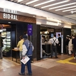 食品スーパー２店がオープンした「さんちか１番街」＝27日午前、神戸市中央区三宮町１