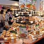 神戸牛など地元食材を使った総菜が並ぶ「紀ノ国屋アントレ神戸さんちか店」＝27日午前、神戸市中央区三宮町１