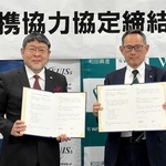 協定書を手にする和田興産の溝本俊哉社長（右）と関西国際大の濱名篤学長＝神戸市中央区諏訪山町３、同大神戸山手キャンパス