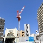 神戸元町商店街の西端で工事が進む「ワコーレ神戸元町ザ・ゲートタワー」の建設現場＝神戸市中央区