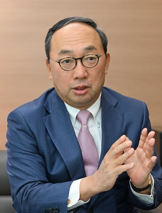 社長就任の経緯や組織改革の取り組みなどについて話す三菱電機の漆間啓社長＝大阪市北区（撮影・風斗雅博）