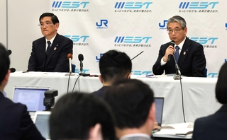 ＪＲ西日本次期社長に内定し、会見する倉坂昇治副社長（右）。左は会長となる長谷川一明社長＝２６日午後、大阪市北区芝田２、ＪＲ西日本本社（撮影・笠原次郎）