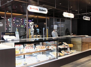 ジーライオンアリーナ神戸に出店した「ユーハイム本店別館　ＴＯＴＴＥＩ　ＫＯＢＥ」の店内＝神戸市中央区新港町