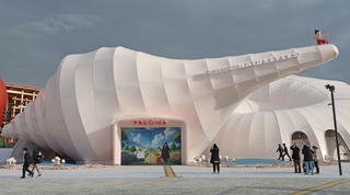 パソナグループのパビリオン「パソナネイチャーバース」。建物の先端には、淡路島の方向を指さす鉄腕アトムの姿も＝２日午後、大阪・夢洲（撮影・丸山桃奈）