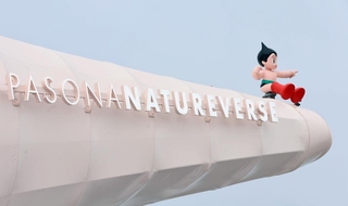 パソナグループのパビリオンの建物先端に置かれた鉄腕アトムのフィギュア。淡路島の方向を指さしている＝２日午後、大阪・夢洲（撮影・丸山桃奈）