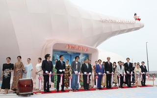 パソナグループのパビリオン「パソナネイチャーバース」の完成式典。関係者らがテープカットした＝２日午後、大阪・夢洲（撮影・丸山桃奈）