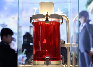 パソナグループのパビリオンに展示された「ｉＰＳ心臓」。培養液の中で拍動する様子が見られるという＝２日午後、大阪・夢洲（撮影・丸山桃奈）