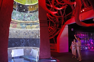 パソナグループのパビリオンに展示された「生命進化の樹」＝２日午後、大阪・夢洲（撮影・丸山桃奈）