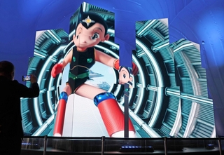 パソナグループのパビリオンに映し出された「ネオアトム」の映像（©Ｔｅｚｕｋａ　Ｐｒｏｄｕｃｔｉｏｎｓ）＝２日午後、大阪・夢洲（撮影・丸山桃奈）
