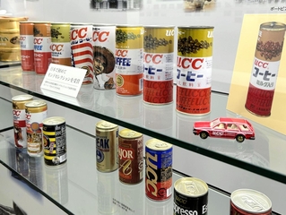歴代のＵＣＣミルクコーヒー＝神戸市中央区港島中町６