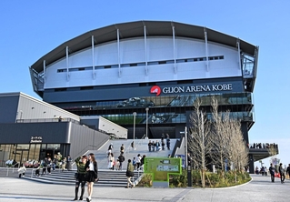 こけら落としのイベントを控え、来場者らが集う「ジーライオンアリーナ神戸」＝４日午後、神戸市中央区新港町（撮影・風斗雅博）