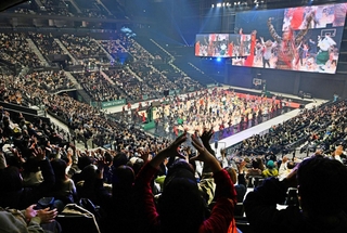 開業した「ジーライオンアリーナ神戸」。アーティストらがライブパフォーマンスなどを繰り広げた＝４日夜、神戸市中央区新港町（撮影・風斗雅博）