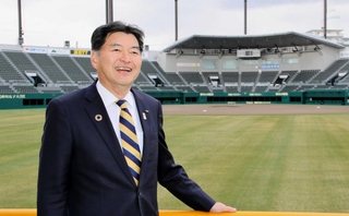 「ゼロカーボンベースボールパーク」内の「日鉄鋼板ＳＧＬスタジアム尼崎」に立つ阪神電気鉄道の久須勇介社長＝尼崎市杭瀬南新町３
