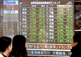 株価の下落を示す数字が表示されたモニター＝７日午後、神戸市中央区、三宮センター街（撮影・斎藤雅志）