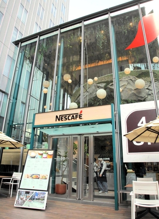 ４月１０日にリニューアルオープンする「ネスカフェ三宮」＝神戸市中央区御幸通７