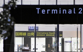 ４月１８日に開業する神戸空港第２ターミナルビル。保安検査場には「国際線　出発」の表示が掲げられている＝神戸市中央区