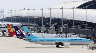 東アジア方面の旅客機が多く発着する関西空港。２０２５年の夏ダイヤでは過去最多となる運航が見込まれる＝３月