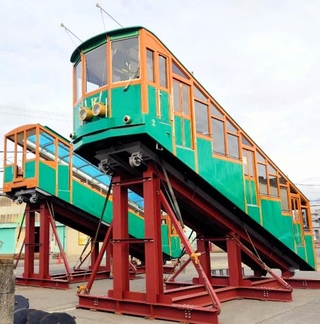改修された六甲ケーブルの車両（神戸六甲鉄道提供）