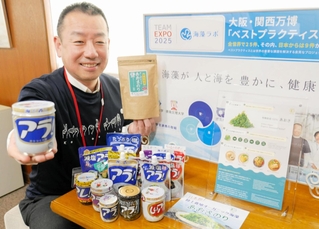 陸上養殖したアオサノリも使ったノリのつくだ煮を手にする田中智樹社長＝たつの市新宮町新宮