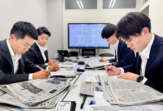 気になった記事について考察を発表し合う新入社員ら＝神戸市中央区栄町通４、和田興産本社
