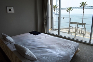 海に向かってベッドを配置した新客室＝神戸市垂水区海岸通、ホテルセトレ神戸・舞子