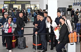 旅客らでにぎわう第２ターミナルのロビー＝１８日午前、神戸市中央区、神戸空港（撮影・風斗雅博）