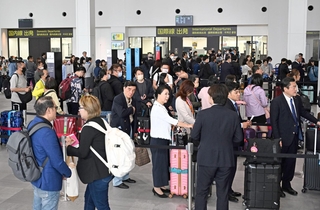 旅客らでにぎわう第２ターミナルのロビー＝１８日午前、神戸市中央区、神戸空港（撮影・風斗雅博）
