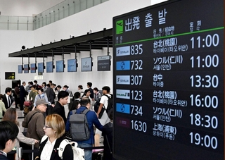 旅客らでにぎわう第２ターミナルのロビー＝１８日午前、神戸市中央区、神戸空港（撮影・風斗雅博）