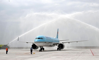 歓迎放水を受ける大韓航空の機体＝１８日午前、神戸市中央区、神戸空港（撮影・風斗雅博）