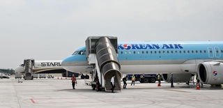 神戸空港に到着した大韓航空とスターラックスの機体＝１８日午前、神戸市中央区（撮影・風斗雅博）
