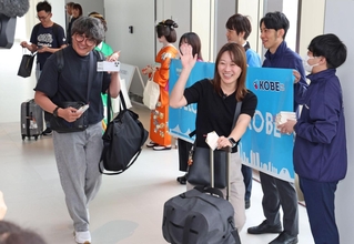 神戸空港に到着し、笑顔を見せる乗客ら＝18日午前、神戸市中央区（撮影・丸山桃奈）