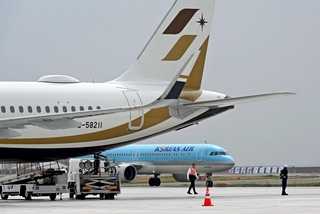 神戸空港に降り立った大韓航空の機体（奥）。手前はスターラックス航空の機体＝１８日午前、神戸市中央区、神戸空港（撮影・風斗雅博）