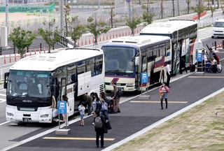 韓国や台湾からの到着客を迎えるため、第２ターミナル前に並んだ観光バス＝18日午前、神戸市中央区、神戸空港（撮影・丸山桃奈）