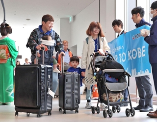 神戸空港に到着し、笑顔を見せる乗客ら＝18日午前、神戸市中央区、神戸空港（撮影・丸山桃奈）