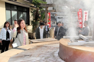 大韓航空主催の視察旅行で、有馬温泉の天神泉源を訪れる韓国の旅行会社幹部ら＝神戸市北区有馬町