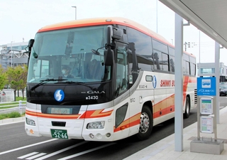 神戸空港第２ターミナルビル前に新設されたバス停を出発する「マリンエアシャトル」＝１８日午後、神戸市中央区