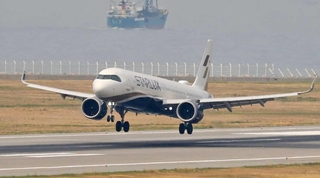 神戸空港の国際チャーター便の初便として、着陸するスターラックス航空の機体＝１８日午前、神戸市中央区（撮影・笠原次郎）