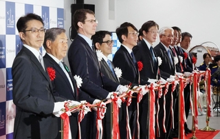 国際チャーター便の就航をテープカットで祝う関係者ら＝１８日午前、神戸市中央区、神戸空港第２ターミナル（撮影・笠原次郎）