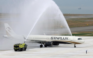 歓迎放水を受ける国際チャーター便のスターラックス航空＝１８日午前、神戸市中央区、神戸空港（撮影・笠原次郎）