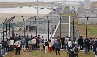 国際チャーター便を見ようと集まった人たち＝１８日午前、神戸市中央区、神戸空港（撮影・笠原次郎）