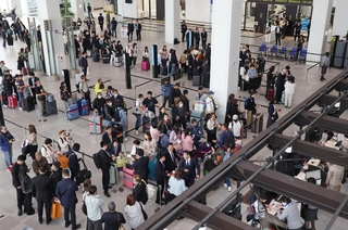 乗客で混雑する神戸空港第２ターミナル＝１８日午前、神戸市中央区（撮影・笠原次郎）