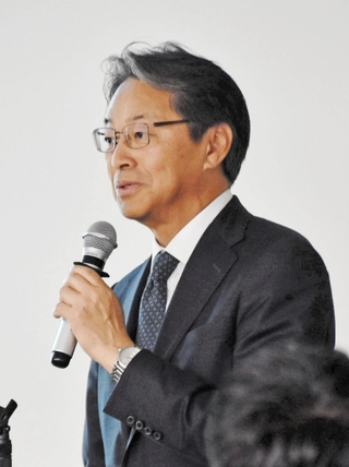 神姫バスの事業多角化の歩みなどについて話す長尾真社長＝神戸市中央区中町通２