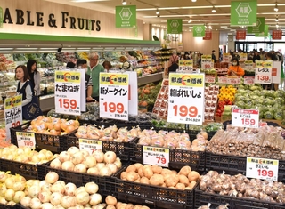 値札やバナーで安値を訴求する「関西スーパーデイリーマート市岡店」＝大阪市港区