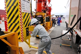 水素ステーションからＲＴＧに水素を充塡するスタッフ＝神戸市中央区港島９